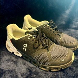 Women’s on cloud black, size 8